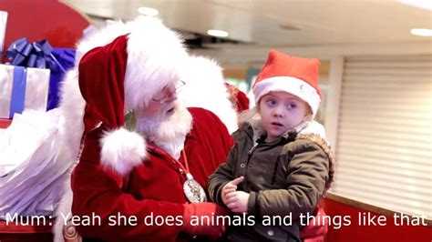 İ­ş­i­t­m­e­ ­E­n­g­e­l­l­i­ ­K­ü­ç­ü­k­ ­K­ı­z­l­a­ ­İ­ş­a­r­e­t­ ­D­i­l­i­ ­i­l­e­ ­K­o­n­u­ş­a­n­ ­N­o­e­l­ ­B­a­b­a­